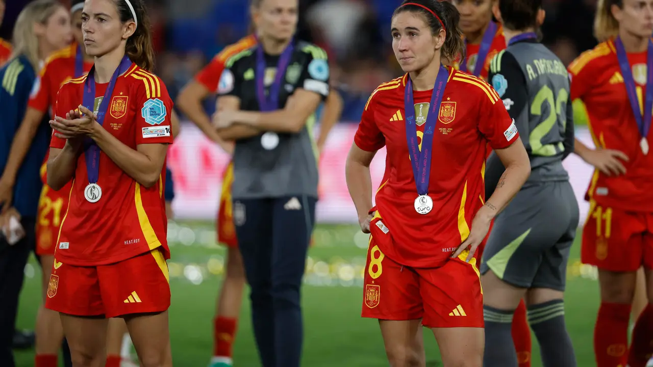 Las jugadoras de la selecci&oacute;n espa&ntilde;ola Mariona Caldentey (d) y Aitana Bonmat&iacute; (i) tras recibir la medalla de subcampeonas de la final de la Eurocopa Femenina 2025 que disputaron frente a Inglaterra en el St. Jakob Park de Basilea (Suiza). EFE/ Ana Escobar.