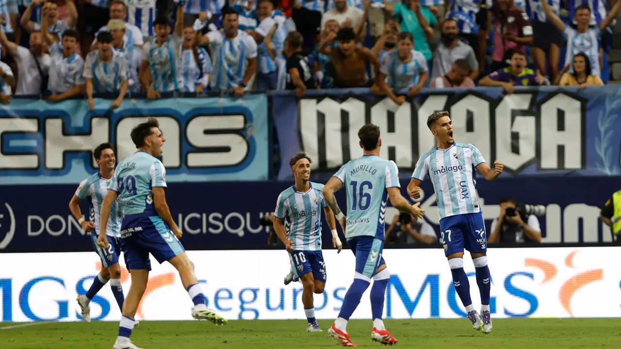 El delantero del M&aacute;laga Chupe (d) celebra tras marcar su gol durante el partido del Torneo Costa del Sol que M&aacute;laga CF y Real Betis disputan hoy s&aacute;bado en el estadio de La Rosaleda. EFE/Jorge Zapata