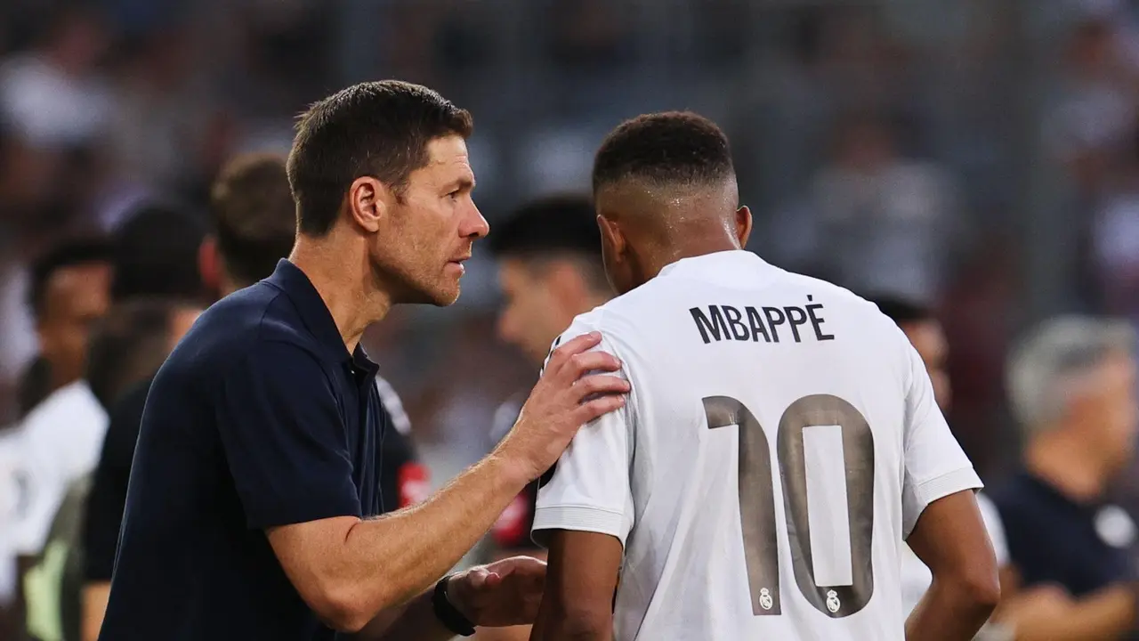 El entrenador del Real Madrid, Xabi Alonso (izquierda), habla con el jugador Kylian Mbapp&eacute; durante un partido amistoso entre el WSG Tirol y el Real Madrid, en Innsbruck, Austria, el 12 de agosto de 2025. (Futbol, Amistoso) EFE/EPA/ANNA SZILAGYI